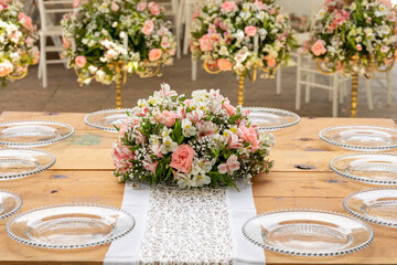 Arreglo floral de centro de mesa en un evento social en México