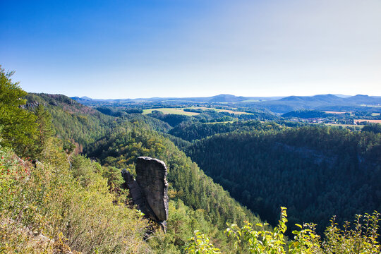 Spektakul&auml;re Panorama-Aussicht &uuml;ber tief bewaldete T&auml;ler und Sandstein-Felsnadeln am Malerweg, Blick vom Brand-Plateau bei Hohnstein, Nationalpark S&auml;chsische Schweiz, Sachsen, Deutschland