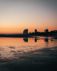 Fototapeta premium Atardecer en la ciudad de Punta del Este, Uruguay.