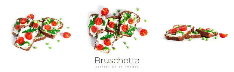 Photo sur Plexiglas Légumes frais Bruschetta au fromage à la crème et légumes isolés sur fond blanc. Toasts isolés. Sandwich isolé. Sandwich aux légumes et fromage.