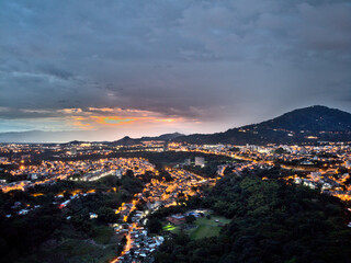 Obraz premium sunset over the city