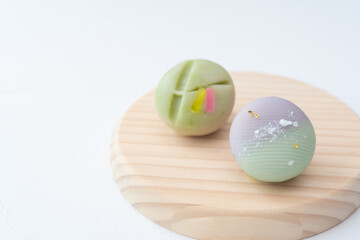 木の皿に乗った七夕の和菓子　天の川　笹の葉　短冊　上生菓子