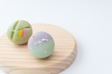 木の皿に乗った七夕の和菓子　天の川　笹の葉　短冊　上生菓子