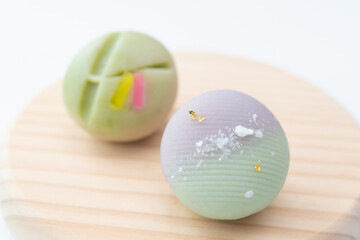 木の皿に乗った七夕の和菓子　天の川　笹の葉　短冊　上生菓子