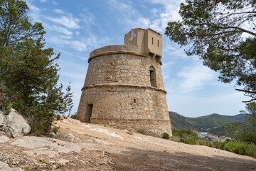 Fototapeta na wymiar Torre defensiva des Molar en Ibiza, puerto de San Miquel