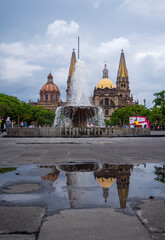 Obraz premium Guadalajara Cathedral Reflection on Puddle