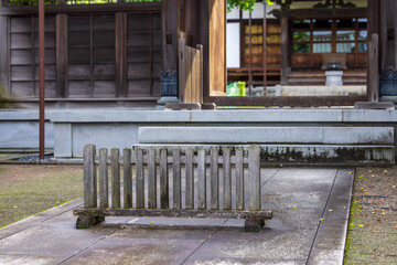 寺の山門の前にある石畳に置かれた古い木製の車止め