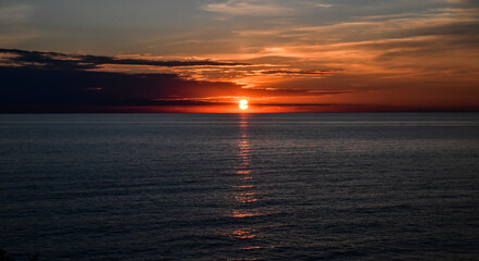 Fototapeta premium Sunset over water