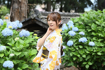 浴衣を着た日本人女性　アジサイの庭を散策