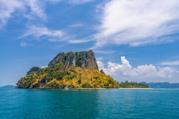 Obraz premium A view on Poda island from a nearby island in Krabi province of Thailand