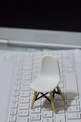 ノートパソコンとオモチャの椅子で表現したテレワークの人間の現状