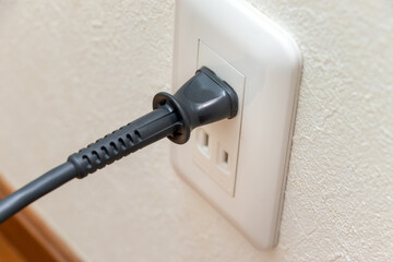 壁のコンセントと電源プラグ