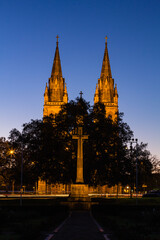 オーストラリア　夕暮れ時のアデレードのセント・ピーターズ大聖堂