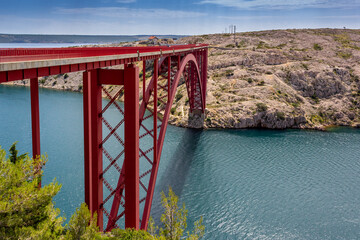 Imposante Maslenica-Brücke mit einer atemberaubenden Aussicht auf See, Fluss und Berge