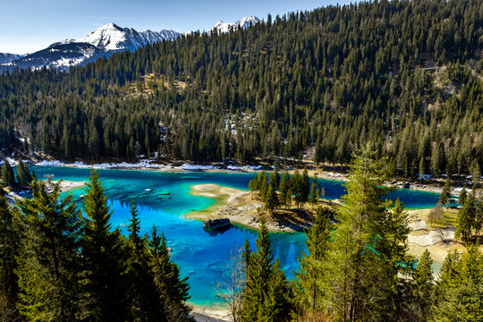 Blauer Caumasee bei Flims in der Schweiz