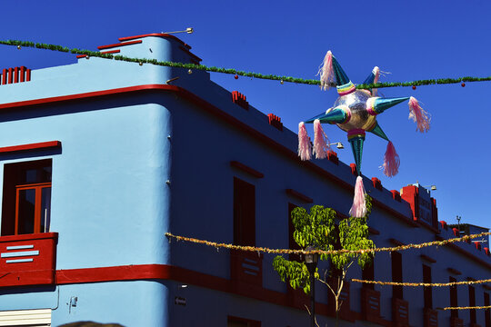 Casa Azul En Oaxaca México Con Una Piñata Durante Navidad De Día