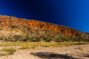 オーストラリア　ノーザンテリトリーのグレン・ヘレン峡谷の断崖絶壁の岩山