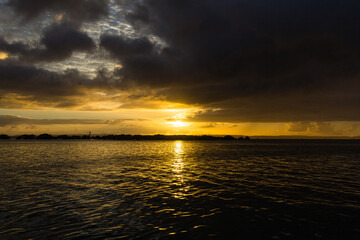 オーストラリア　ブリスベンからノース・ストラドブローク島に向かうフェリーから見える朝日