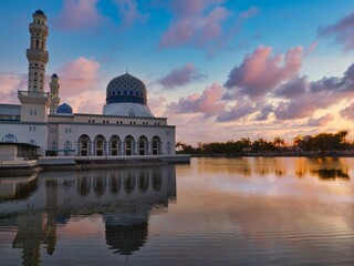 Obraz premium Blue mosque and lake landscape view with a pine tree at sunset time in Sabah, Malaysia
