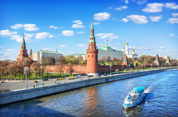Obraz premium View of the Kremlin and a boat on the Moskva River in Moscow