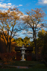 オーストラリア　首都キャンベラのレノックスガーデン内にあるキャンベラ奈良平和公園の紅葉と灯籠