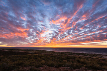 Naklejka na ściany i meble オーストラリア　西オーストラリア州の夕焼けに染まったエクスマウス近郊のライトハウス湾
