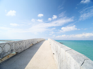 Fototapeta premium 沖縄、美々ビーチの海に伸びる石橋