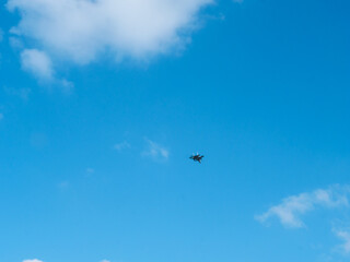 沖縄、糸満ビーチの上空を通過する自衛隊の戦闘機
