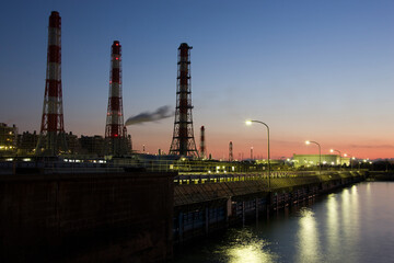 信じられないほど美しい夜の工場のライトアップ