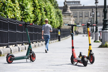 trottinette  location mobilite electrique environnement ecologie stationnement trottoirs Bruxelles scooters ville urbain transport
