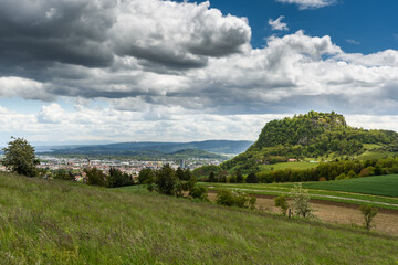 Blick auf den Hegauberg Hohentwiel und die Stadt Singen, Landkreis Konstanz,  Baden-Württemberg, Deutschland