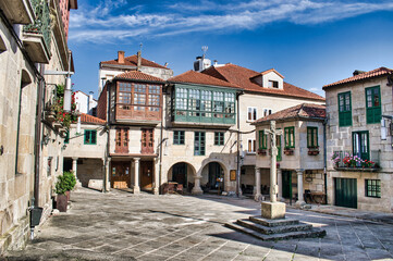 Hermosa plaza de la Leña de arquitectura medieval en la ciudad gallega de Pontevedra, España