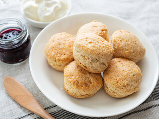 ジャムとクリームを添えたスコーン