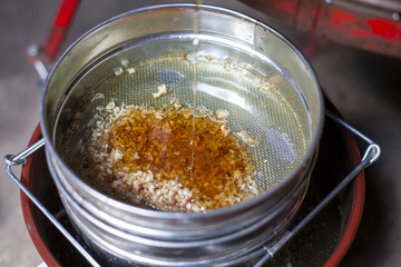 Filtracja świeżego odwirowywanego z ramek miodu