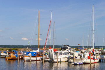 Båtar i en marina i på sommaren