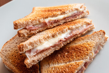 Deliziosi toast farciti con prosciutto e formaggio fuso 