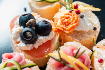 Crostini con vari tipi di condimenti, cibo da aperitivo 