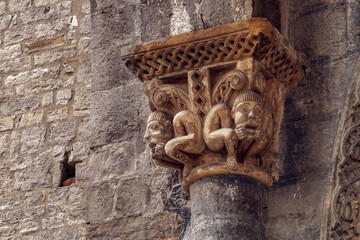 Capitel románico de la Catedral de Santa María de Oloron-Sainte-Marie, Francia. Columna ubicada...