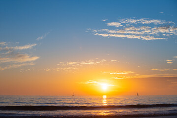Obraz premium Sunset at the sea. Sunrise on beach. Colorful ocean, nature landscape background with copy space.