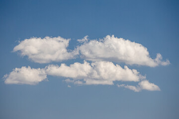 weisse Wolken vor blauen Himmel