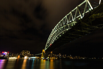 Obraz premium オーストラリア 夜になってライトアップされたシドニーのハーバーブリッジ