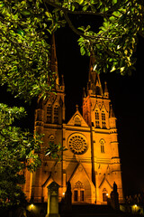 オーストラリア　夜になってライトアップされたシドニーのセント・メアリー大聖堂