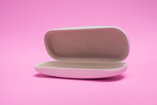 Box for storing glasses covered with white leather. The interior is lined with cream-colored velvet. placed on a pink gradient background - Powered by Adobe