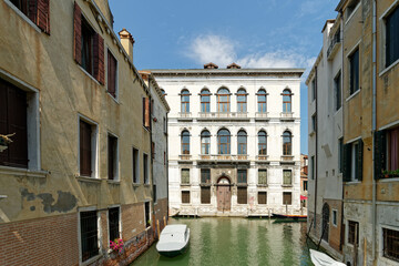 Naklejka premium building and canal of Venice, Italy