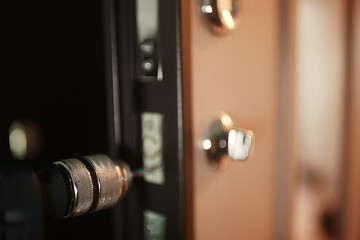 installation of a lock in the door