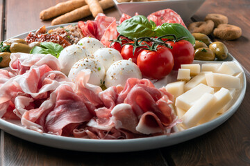 Piatto di deliziosi antipasti misti della cucina Italiana 
