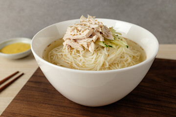 Noodles in cold broth with chicken