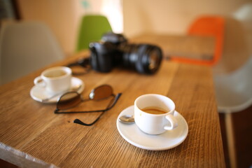 caffè, macchina fotografica, occhiali, tavolo, bar