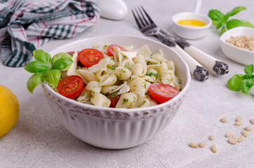 Shell pasta with tomatoes and pesto