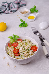 Shell pasta with tomatoes and pesto